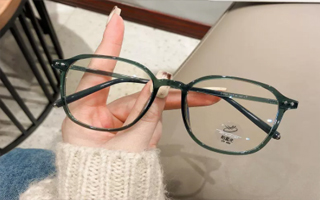  ,角塑膜眼镜和框架眼镜哪个好？